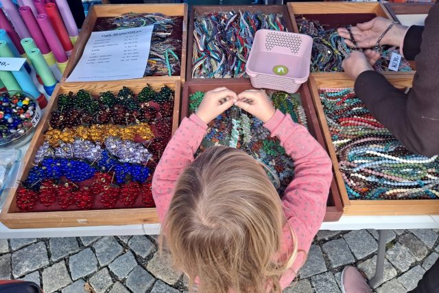 Korálky a skleněné šperky jsou tahákem pro malé i dospělé slečny | foto: Eva Malá