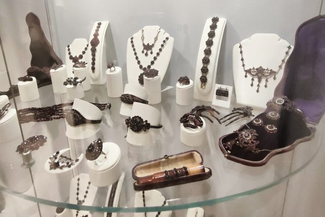 Kolekce českých granátových šperků na světové výstavě EXPO 2020 v Dubaji | foto: Ivana Bernáthová,  Český rozhlas