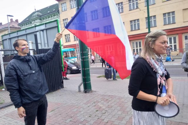 Adam Kubišta a Diana Čičmanová jso průvodci divadelní procházkou po Liberci | foto: Lucie Fürstová