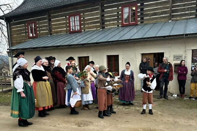 Velikonoční tradice si připomněli lidé u Kittelova muzea v Krásné | foto: Kateřina Hartmanová,  Český rozhlas