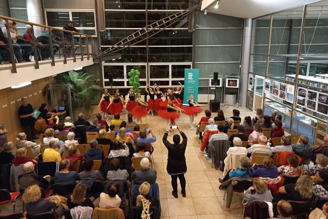 Sál Krajské vědecké knihovny v Liberci zaplnili posluchači Českého rozhlasu Liberec | foto: Michal Balák,  Český rozhlas