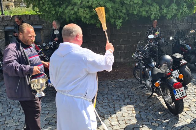 Motorkám účastníků sobotní mše v Železném Brodě požehnal kněz | foto: Michal Jemelka,  Český rozhlas