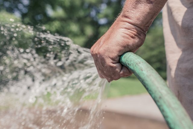 Lidé nesmí odebírat vodu na zalévání zahrad,  mytí aut ani třeba napouštění bazénů.  | foto: Ryan McGuire,  Pixabay