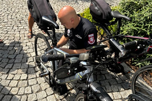 Policisté označují jízdní kola speciálními kovovými mikrotečkami,  díky kterým je v případě odcizení snáz najdou | foto: Johana Tománková