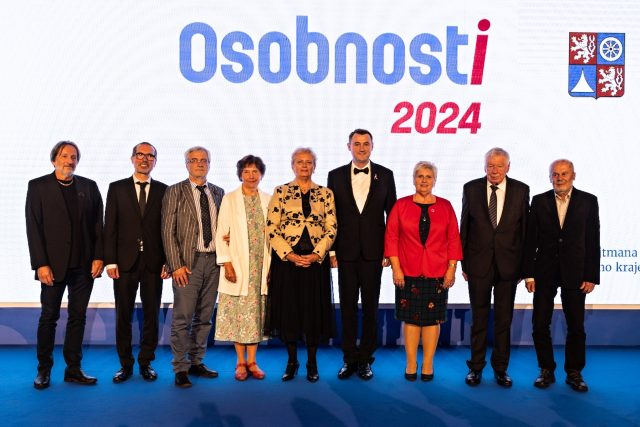 Osobnosti ocenění Poctou hejtmana Libereckého kraje 2024 na společné fotografii s hejtmanem Libereckého kraje Martinem Půtou  (SLK) | foto: Liberecký kraj