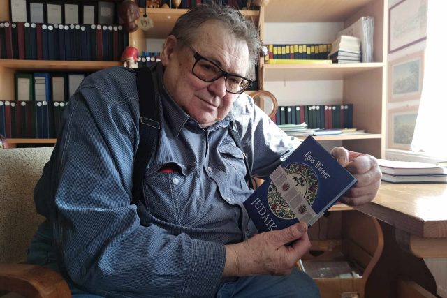 Egon Wiener se svou novou publikací Judaika | foto: Jaroslav Hoření,  Český rozhlas