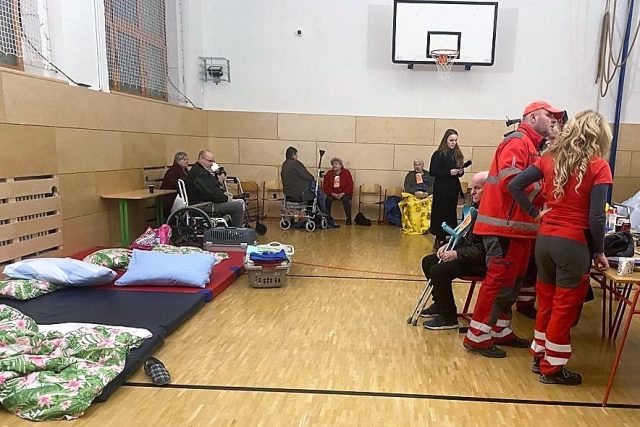 Evakuovaní senioři našli dočasnou střechu nad hlavou ve škole,  kam Červený kříž přivezl lehátka a zajistil jim zázemí | foto: Johana Tománková