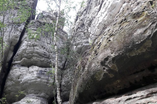 Skalní bludiště s jeskyněmi se stalo kultovním místem Keltů | foto: Ivana Bernáthová,  Český rozhlas