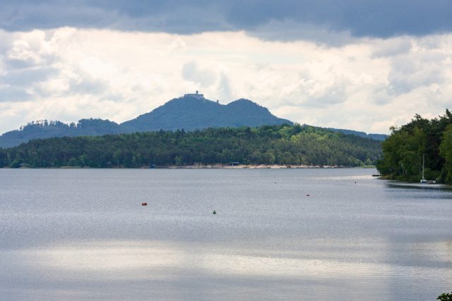K Máchovu jezeru neodmyslitelně patří i panorama s hradem Bezděz | foto: Jaroslav Hoření,  Český rozhlas