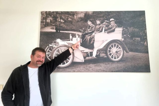 Ředitel Severočeského muzea v Liberci Jiří Křížek ukazuje barona Liebiega | foto: Jana Švecová,  Český rozhlas