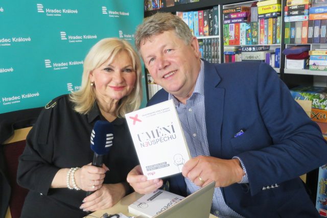 Josef Hynek hostem Lady Klokočníkové v rozhlasové kavárně | foto: Milan Baják,  Český rozhlas