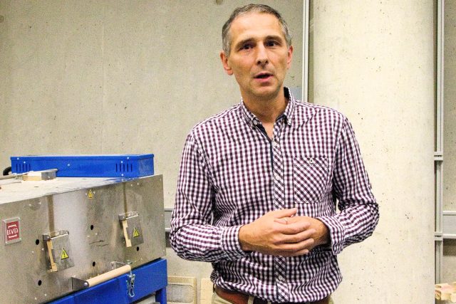 Vedoucí katedry sklářských strojů a robotiky Fakulty strojní Technické univerzity v Liberci Vlastimil Hotař | foto: Jaroslav Hoření,  Český rozhlas