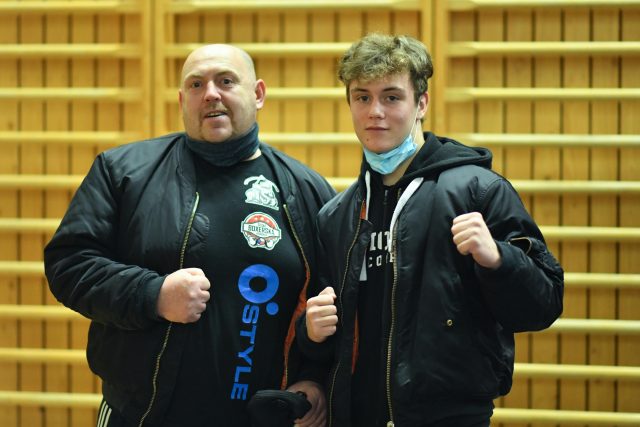 Mladý boxer Jiří Prádler s tatínkem | foto: Vít Černý