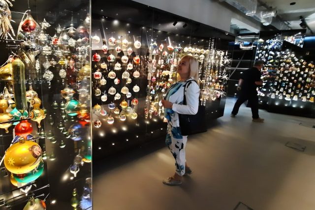 Nová stálá expozice Muzea skla a bižuterie v Jablonci nad Nisou nabízí přes 3 300 vánočních ozdob | foto: Tomáš Mařas,  Český rozhlas
