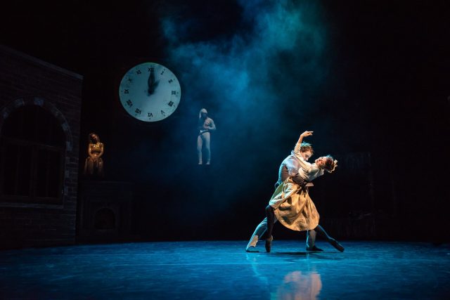 Vánoční koledu Charlese Dickense zpracovalo liberecké Divadlo F. X. Šaldy jako baletní pohádku | foto: Martina Root,   Divadlo F. X. Šaldy