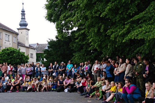 Setkání všech se srdcem skauta na Masarykově náměstí odkud se vydali vytvořit rekordní lilii | foto: Miroslav Kobza,  Český rozhlas
