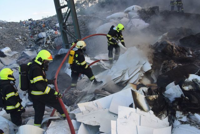 Požár plastového odpadu v Kralupech nad Vltavou už je pod kontrolou | foto: HZS Středočeského kraje