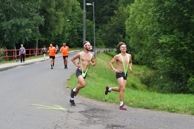 Pivní běh kolem jablonecké přehrady se běhá v týmech,  které jdou často rozlišit podle dresu | foto: Patrik Fišer