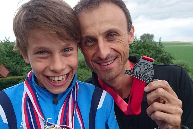 Plavec Jáchym Bača s otcem během závodního víkendu v červnu 2018 | foto: Lenka Bačová