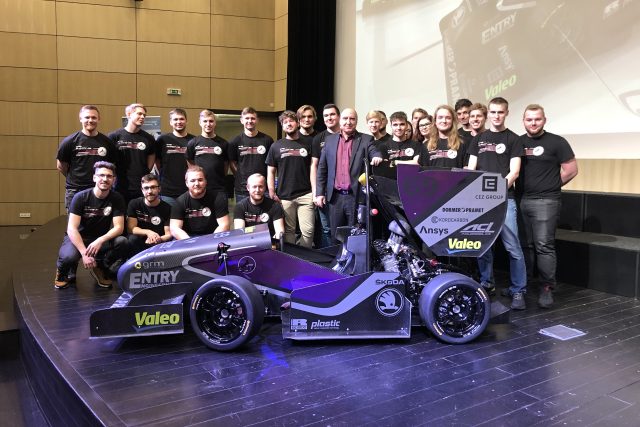 Studentský tým FS TUL Racing s děkanem Fakulty strojní Petrem Lenfeldem  (uprostřed) | foto: Tomáš Mařas,  Český rozhlas