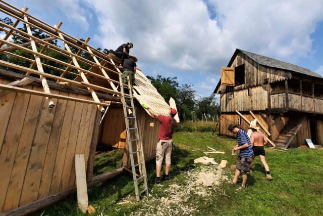 V replice středověkého sídla Curia Vítkov pracují na stavbě domu určeného výhradně ženám | foto: Tomáš Mařas,  Český rozhlas