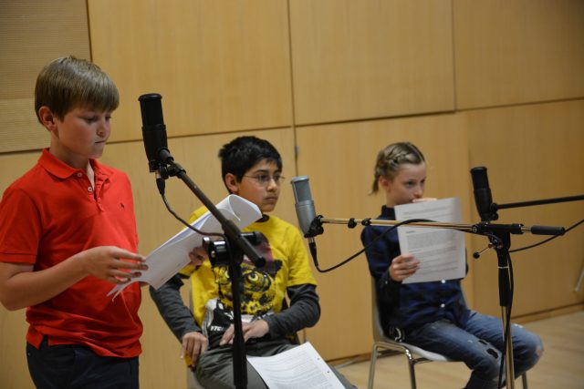 Absolutní soustředění. Děti za mikrofony se koncentrují na nahrávání | foto: Lucie Fürstová