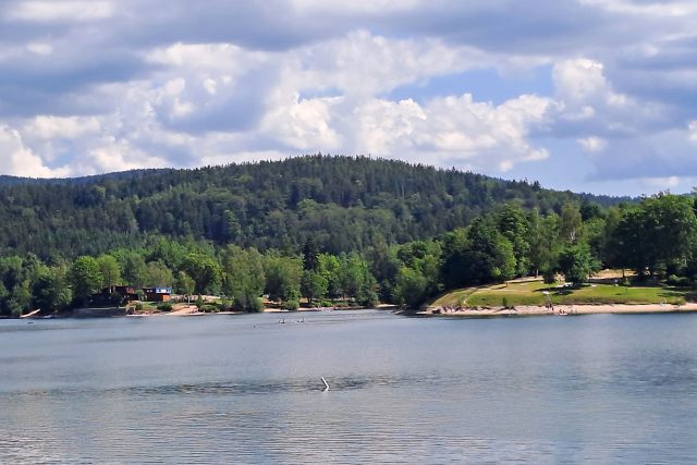 Jablonecká přehrada Mšeno. Místo vyhořelých Slunenčních líázní je klidová louka  (vpravo),  na poloostrově Tajvan  (vlevo) je základna vodních záchranářů | foto: Jana Švecová,  Český rozhlas