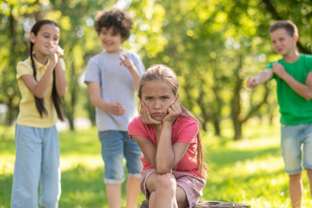 Agresory bývají děti,  které doma nemají dostatečnou pozornost,  obětí šikany zase bývají nějak odlišné děti  (ilustrační snímek) | foto: Shutterstock