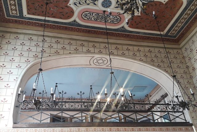 Turnovská synagoga se může mimo jiné pyšnit původním maurským stropem | foto: Ivana Bernáthová,  Český rozhlas
