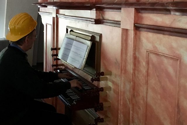 Tři sta let staré varhany kostela v Horní Polici se poprvé rozezněly ještě mezi lešenářskými trubkami | foto: Jiří Jelínek,  Český rozhlas