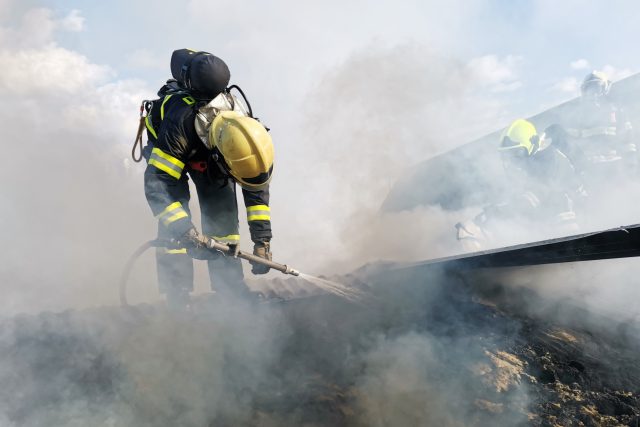Profesionální hasič při zásahu | foto: Hasičský záchranný sbor Libereckého kraje