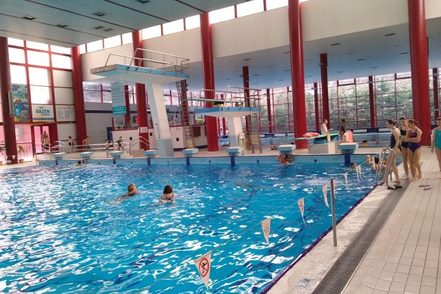 Městský bazén v Liberci by se měl začít opravovat v lednu roku 2021.  (ilustrační snímek) | foto: Lucie Fürstová