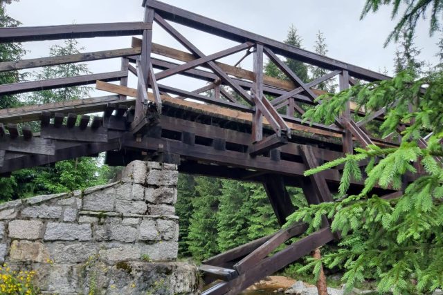 Mostek na Jizerce je uzavřený | foto: Šárka Škapiková,  Český rozhlas,  Český rozhlas