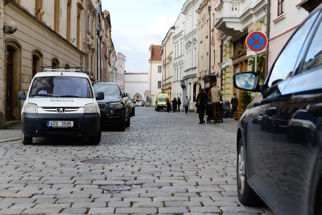 Auta zaparkovaná na vjezdu na Pernštýnské náměstí | foto: Honza Ptáček,  Český rozhlas