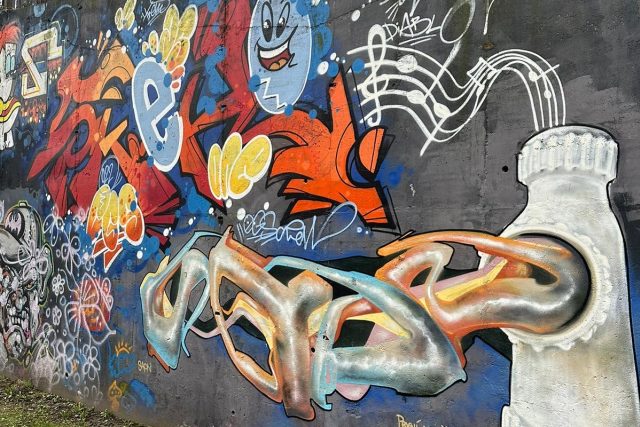 Legální graffiti zeď v Liberci v Hvězdné ulici končí kvůli vandalům,  kteří posprejovali i panelové domy v okolí | foto: Kateřina Hartmanová,  Český rozhlas
