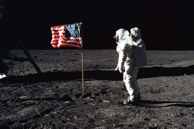 Mise Apollo 11: Astronaut Buzz Aldrin u maerické vlajky na Měsíci | foto: Fotobanka Unsplash,  NASA,  Licence Unsplash