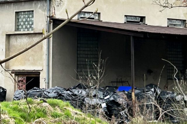 V bývalém průmyslovém areálu v centru Mimoně se objevily pytle s odpadky zatím neznámého původu | foto: Jiří Jelínek,  Český rozhlas