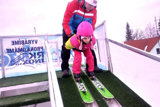 Malé děti se skoky na lyžích učí dobře,  ještě nemají tak silný pud sebezáchovy jako dospělí,  říká trenér Martin Skopek | foto: Lucie Fürstová