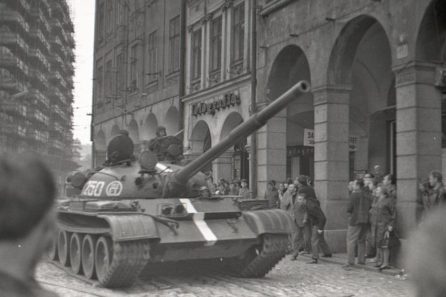 21. srpen 1968 v Liberci. Tank,  lidé a zmatek před radnicí | foto: autor neznámý,   Státní okresní archiv Liberec
