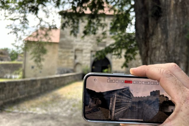 Mobilní aplikace umožňuje sledovat stavební vývoj nejstarší památky v České Lípě - Vodního hradu Lipý | foto: Jiří Jelínek,  Český rozhlas