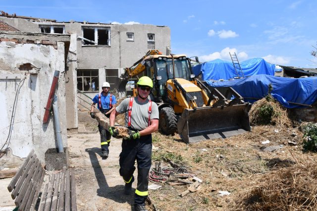 Liberečtí hasiči při vyklízení stavebního materiálu v Mikulčičích | foto: HZS Libereckého kraje