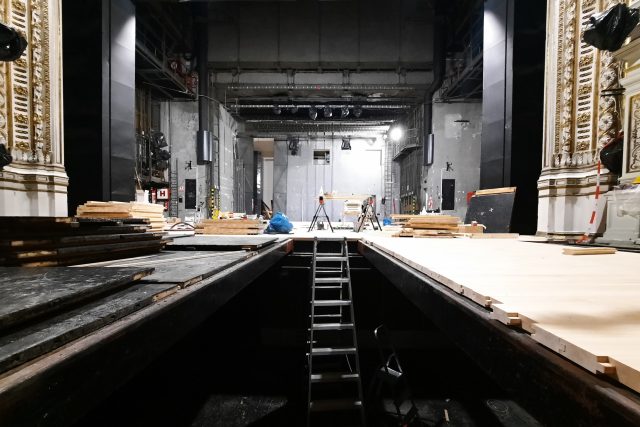 Šaldovo divadlo v Liberci bude mít po prázdninách novou podlahu na jevišti | foto: Tomáš Mařas,  Český rozhlas