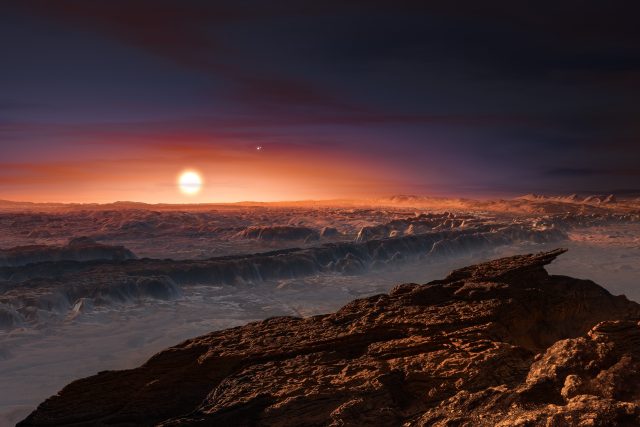 Takto by mohl vypadat pohled z povrchu exoplanety Proxima Centauri b na její mateřskou hvězdu. V pozadí září dvojice hvězd Alfa Centauri A a B | foto: ESO/M. Kornmesser,  CC BY 4.0