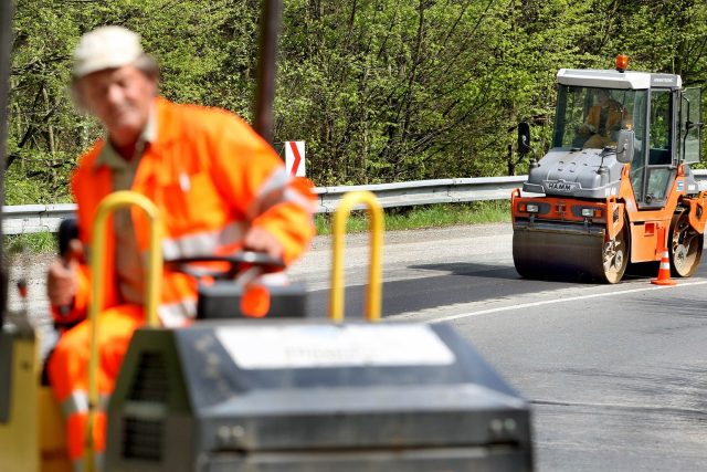 O 15 měsíců dřív skončí obnova povrchu na silnici I/35 mezi Chrastavou a Libercem  (ilustrační snímek) | foto: Profimedia
