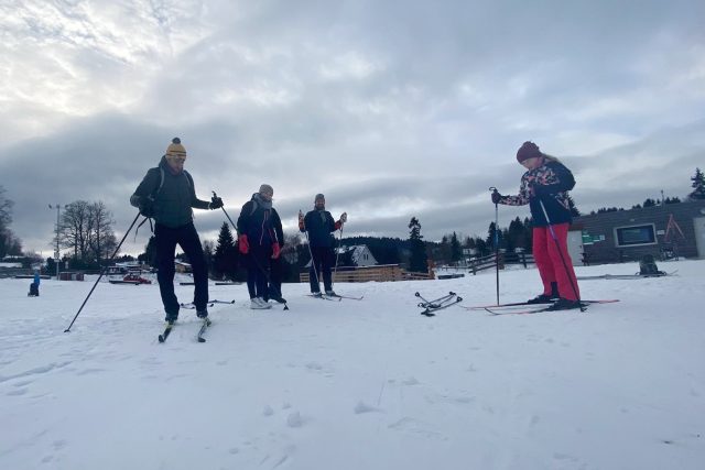 Za prvním lyžováním přijeli do Jizerských hor nadšenci nejen z regionu,  ale například i z Prahy | foto: Lucie Fürstová,  Český rozhlas