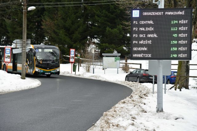 Nové informační cedule v Bedřichově mapují obsazenost parkovišť v obci | foto: Liberecký kraj