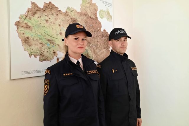 Liberečtí profesionální hasiči testují uniformy,  které pro ně navrhli odborníci z univerzity | foto: Tomáš Mařas,  Český rozhlas
