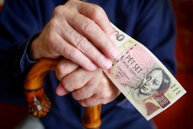 Podvodníci útočí hlavně na osamělé seniory a připraví je o úspory | foto: Profimedia