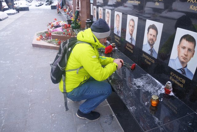 Hřbitov v Jaroslavli je jedním z míst,  kde lidé můžou uctít tichou památku hokejistů,  kteří zahynuli při leteckém neštěstí | foto: Pavel Petr,  Český rozhlas
