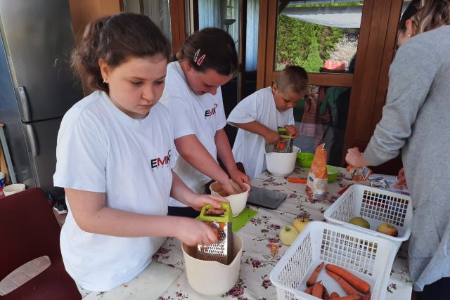 Děti se na táboře učí vařit zdravě,  ale chutně | foto: Ivana Bernáthová,  Český rozhlas